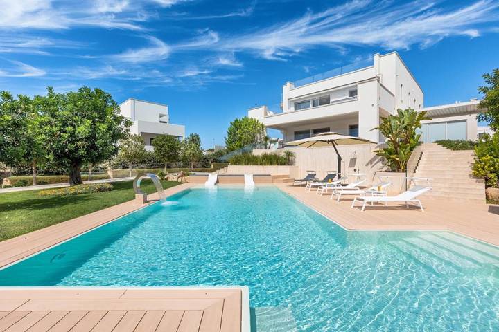 Villa per 18 persone, con panorama e piscina nonché giardino a Pescoluse