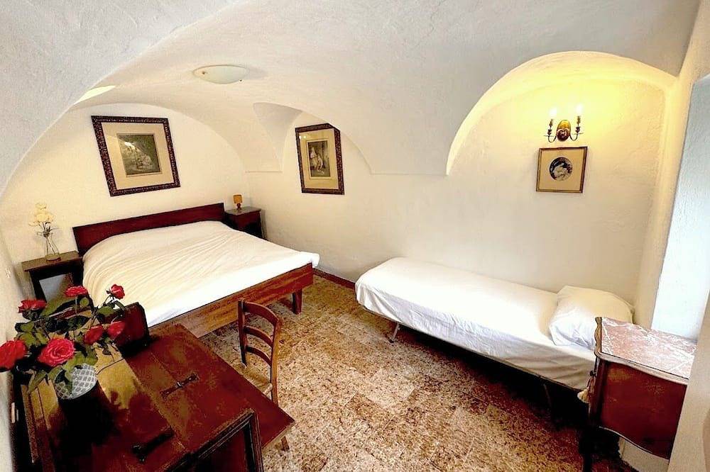 Apartamento entero, Apartment in the 14th century castle walls Vaulted ceilings Romantic Sleeps 3 in Isolabona, Alpes Ligures