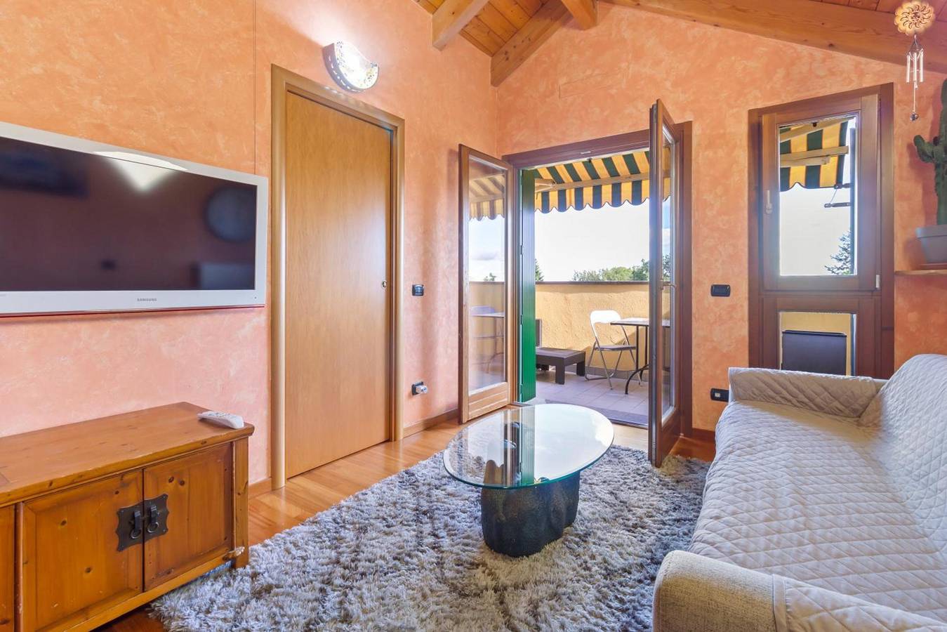 Hel leilighet, Apartment 'Orange House' with Mountain View, Private Terrace and Wi-Fi in Viggiù, Viggiù Kommune