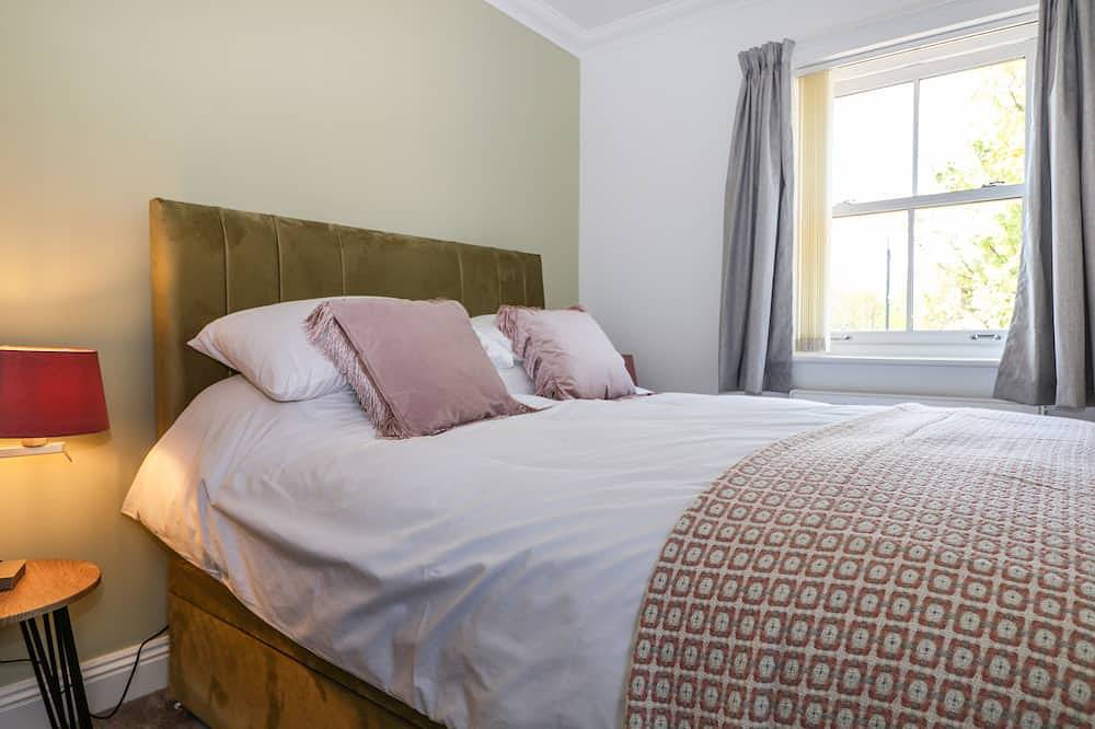 Trinity Cottage, pet friendly, with a garden in Christchurch in Christchurch, Dorset