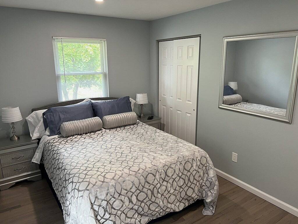 Fully Modern 3 bedroom 65\"smart tvs cable bluetooth speakers etc in Islip, Suffolk County