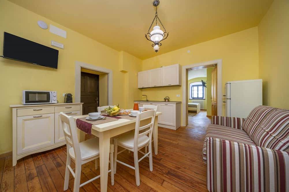 Appartement entier, Guesthost - A comfortable and welcoming 37 square meters apartment, perfect for four people, located on the ground floor of a historic building built in 1864 and renovated in 2025 while maintaining its historic atmosphere (No elevator).The property is lo in Tarvisio, Karnischer Hauptkamm