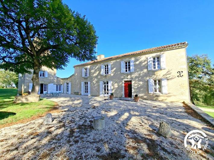 Location de vacances pour 12 personnes, avec Terrasse ainsi que Jardin et Piscine à Valence-sur-Baïse