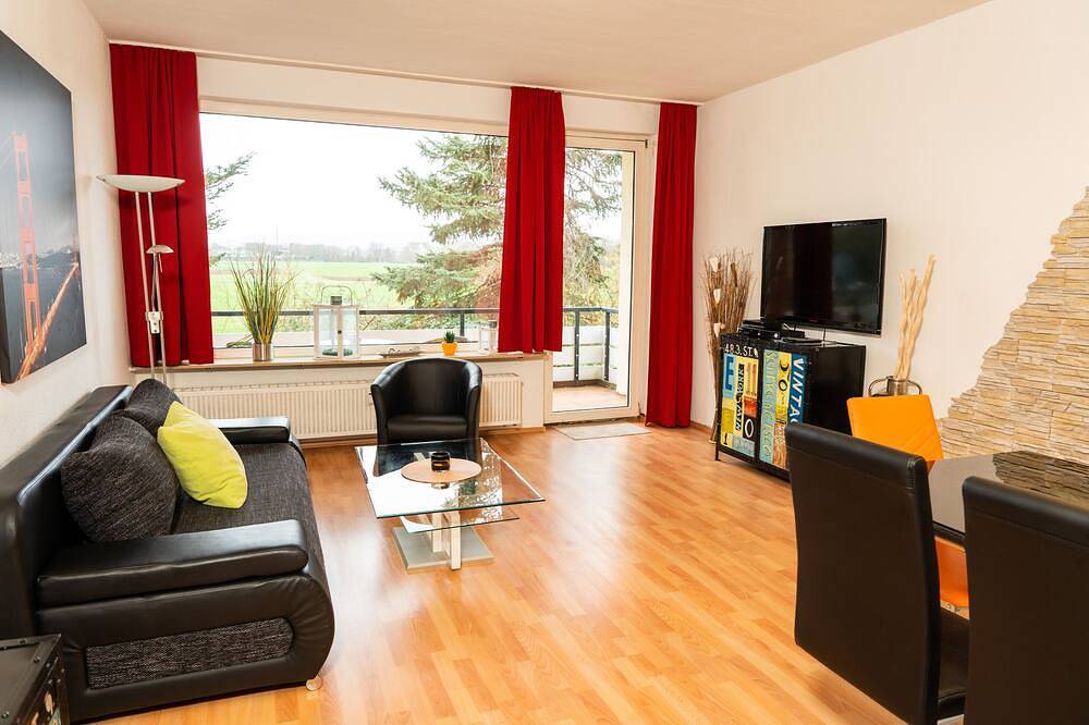 Ganze Wohnung, Große Fewo (ca. 75 m²), ruhig, citynah, Süd-Balkon, kostenfreie Parkplätze, Wifi in Niestetal, Hessisches Bergland