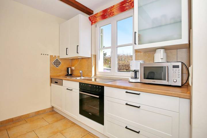 Ferienhaus Nanni Klein Bollhagen – Reetgedecktes Ferienhaus mit Sauna nahe Ostsee in Wittenbeck, Rostock und Umgebung