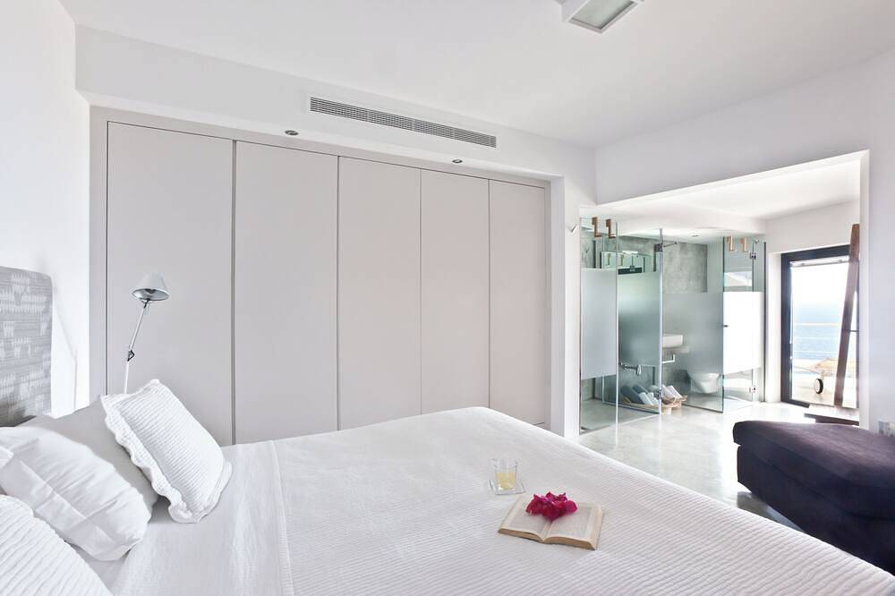 Exclusive 5 bedroom luxury villa directly on the sea in Es Cubells, Ibiza in Vista Alegre (Ibiza), Sant Josep de sa Talaia