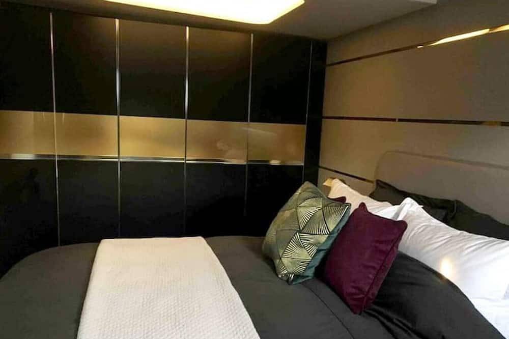 Stunning 130ft Classic Yacht, a stones throw fro Media City & Old Trafford in Greater Manchester