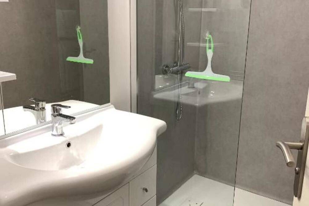 Entire apartment, 2-person air-conditioned 1-bedroom apartment near Aïga Resort Puy de la Coquille A02 in Châtel-Guyon, Riom region