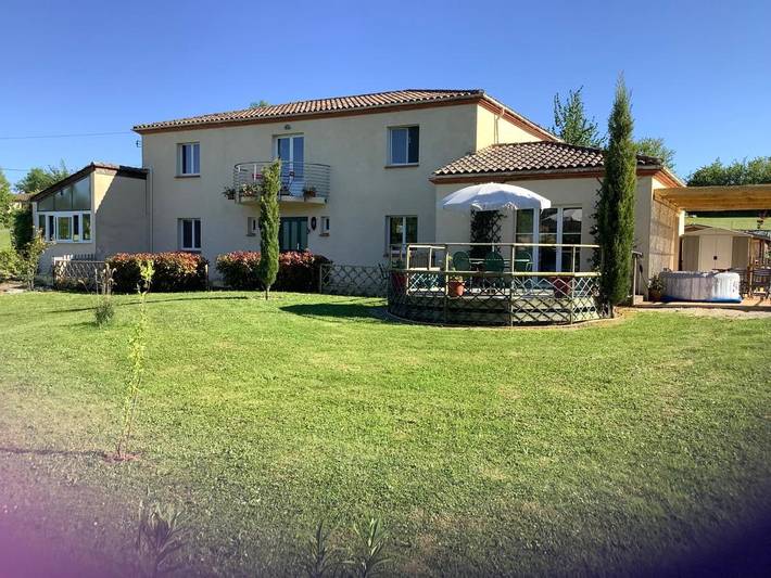 Gîte pour 2 personnes, avec Jacuzzi ainsi que Terrasse et Jardin à Saint-Étienne-de-Villeréal