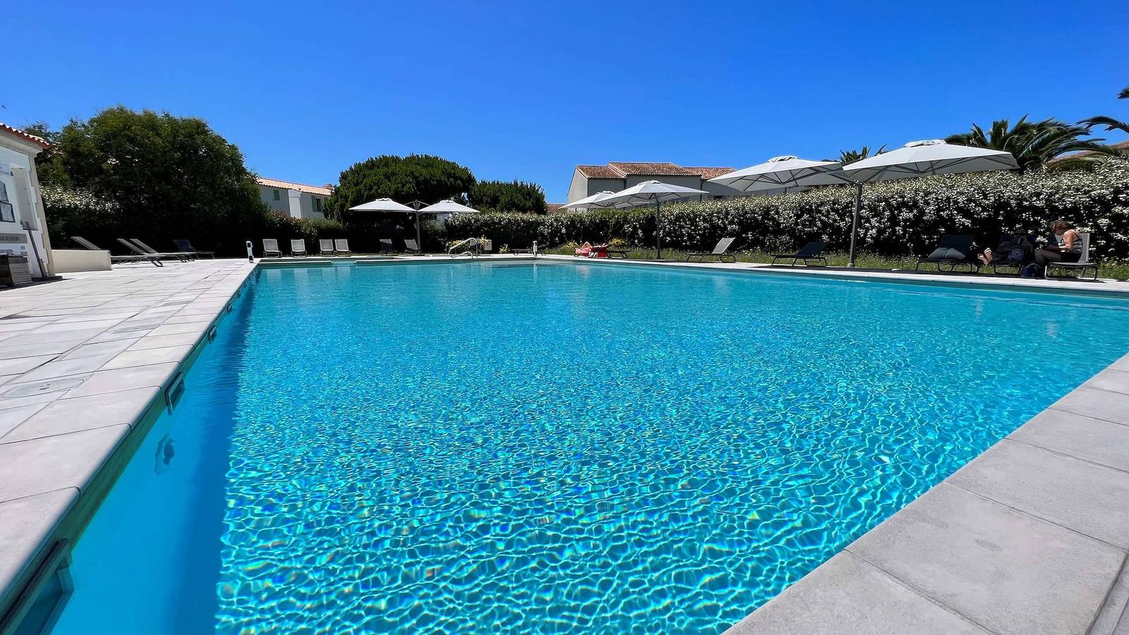 Appartement de vacances entier, Jolie maison à étage avec cour, piscine et parking in Ars-en-Ré, Île de Ré