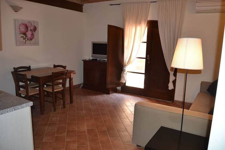 Appartamento intero, Trilocale con Balcone in Borgo Medievale con piscina,tennis, vicino al mare in Campiglia Marittima, Costa degli Etruschi