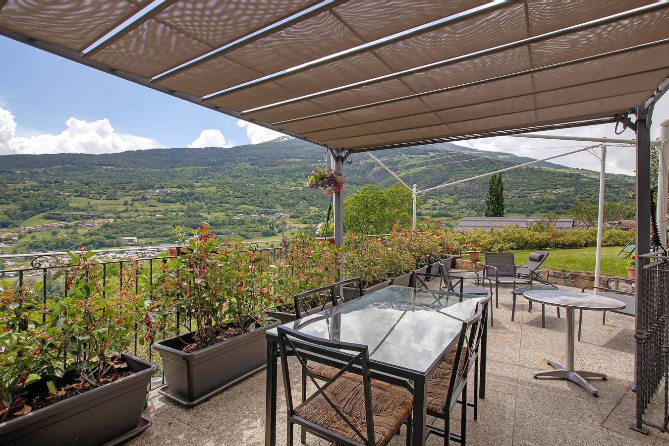 Apartamento entero, Apartamento 'La Casa Di Pasky' con vistas a la montaña, jardín compartido y Wi-Fi in Comune di Roisan, Alpes del Valais