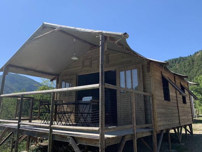 Flower Camping Le Clot du Jay - Lodge 4 personnes - Cabane Lodge sur pilotis 34m² 2 chambres + terrasse in Clamensane, Région de Forcalquier