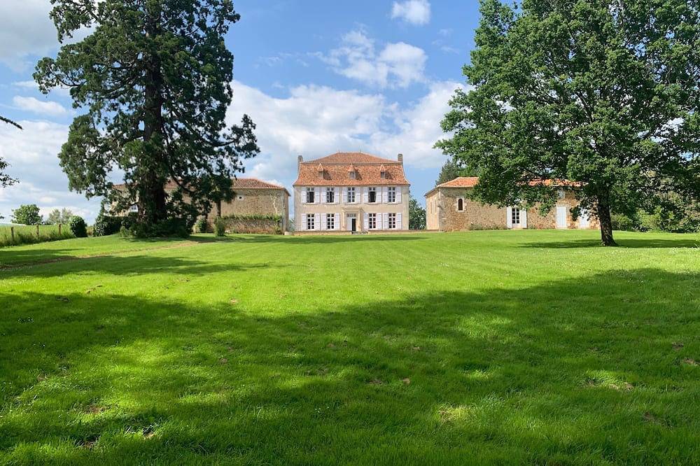 Demeure de charme pour 22 personnes in Montbron, Charente