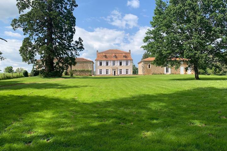 Location de vacances pour 24 personnes, avec Jardin à Montbron