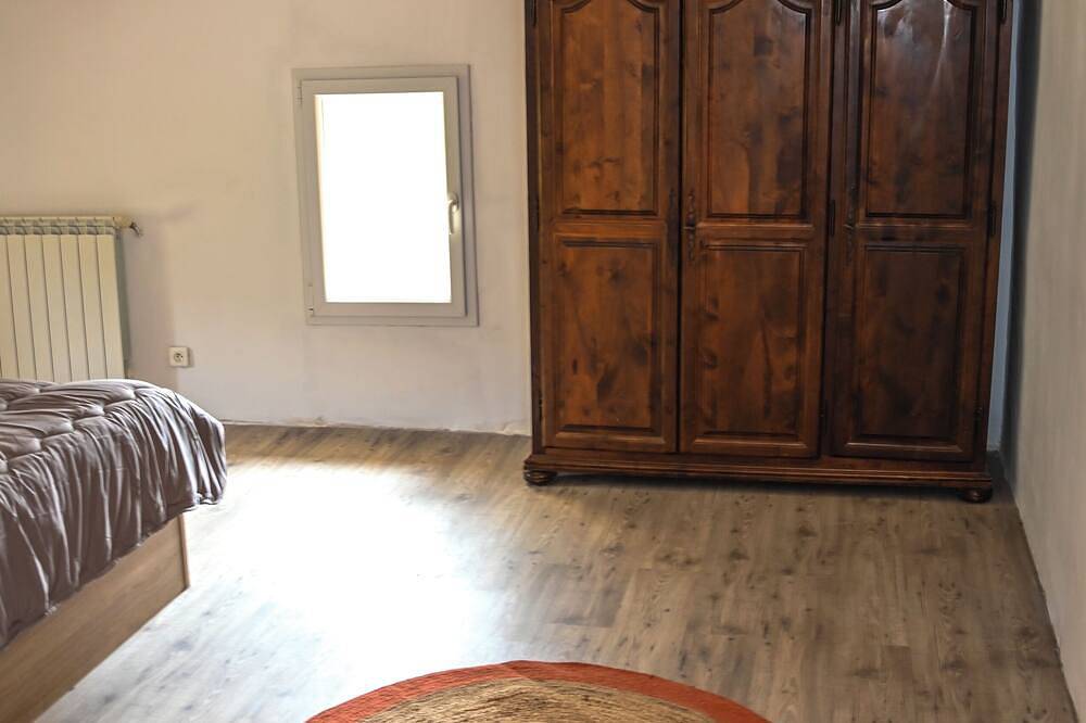 Provencal house with heated pool, jacuzzi and view 5 minutes from the Colorado in Viens, Regionaler Naturpark Luberon