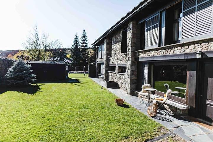 Gîte pour 6 personnes, avec Terrasse et Jardin à UR