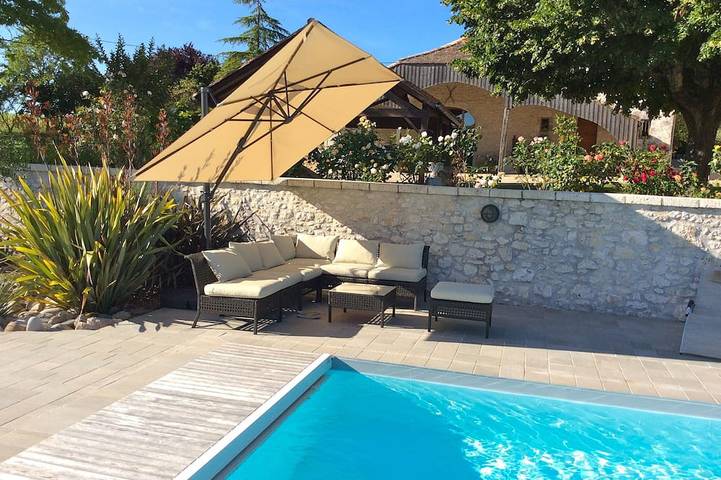 Gîte pour 4 personnes, avec Terrasse ainsi que Jardin et Piscine