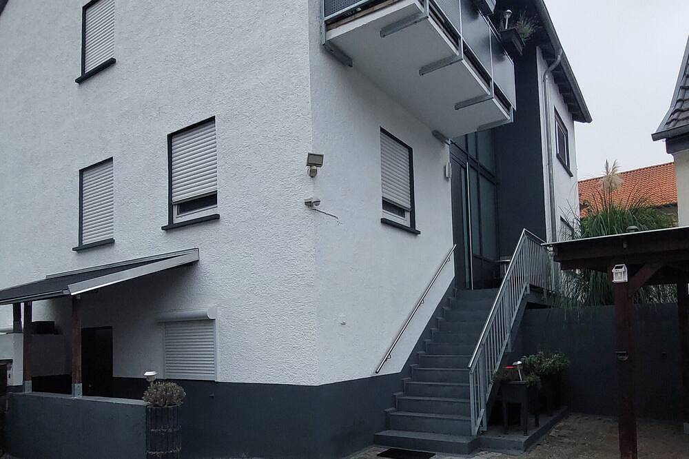 Ganze Wohnung, Hübsche 84 qm Ferienwohnung nur 2 Min. vom Rheinufer entfernt mit Terrasse in Erbach, Eltville am Rhein