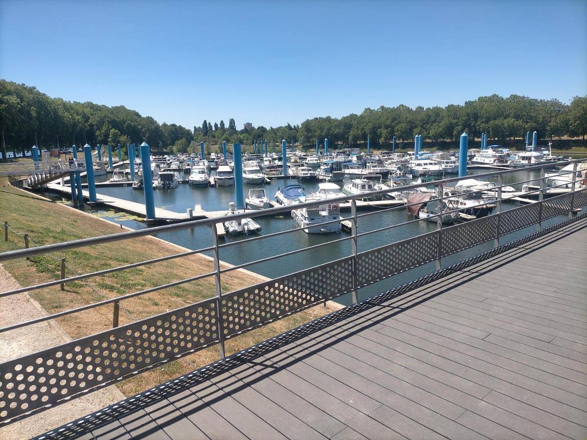 Bateau Skamp in Mâcon, Région de Mâcon