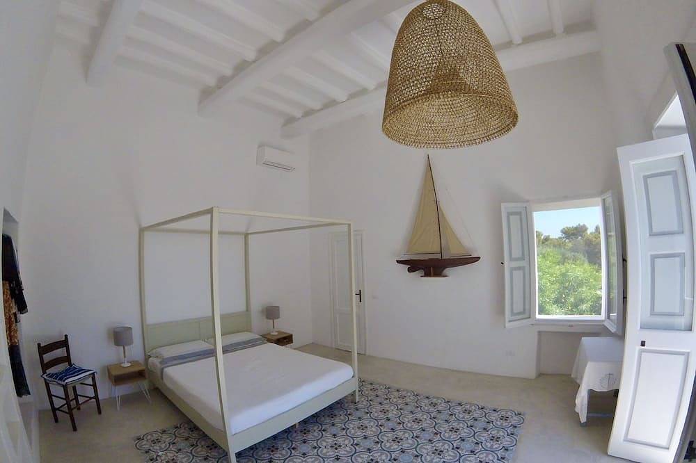 La Tana - Panarea in Spiaggetta di Drautto, Panarea