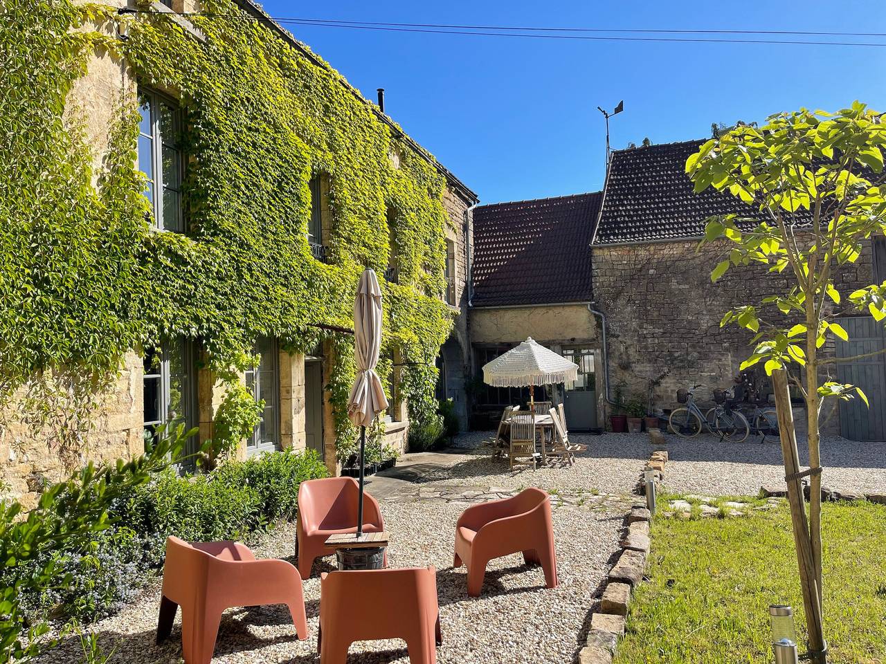 Burgunder Rückzug: geräumiges renoviertes Haus, Jacuzzi, Garten, Parkplatz in Gigny, Region Avallon