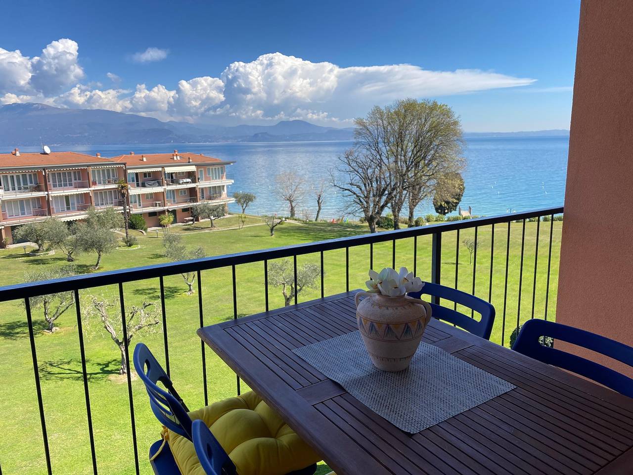 Appartamento intero, Appartamento 'On The Beach' con Vista Lago, Wi-Fi e Aria Condizionata in Manerba del Garda, Prealpi Gardesane