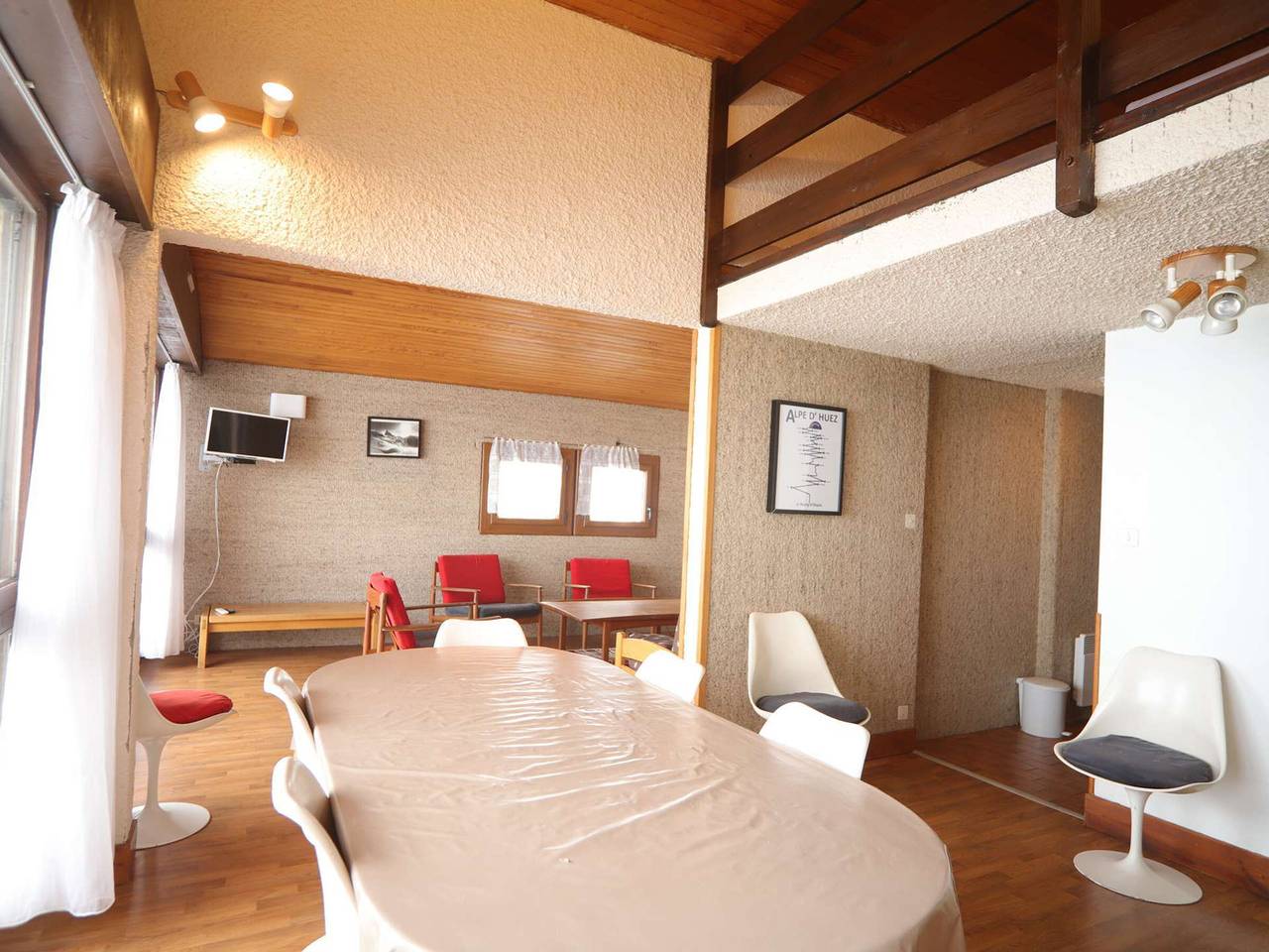 Apartamento entero, Dúplex espacioso de 3 piezas con altillo a 250m de las pistas, parking y mascotas permitidas in Auris, Parque Nacional de los Ecrins