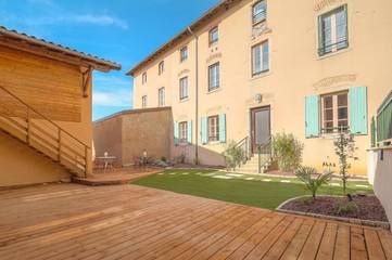 Gîte pour 4 personnes, avec vue et terrasse à Ars-sur-Formans