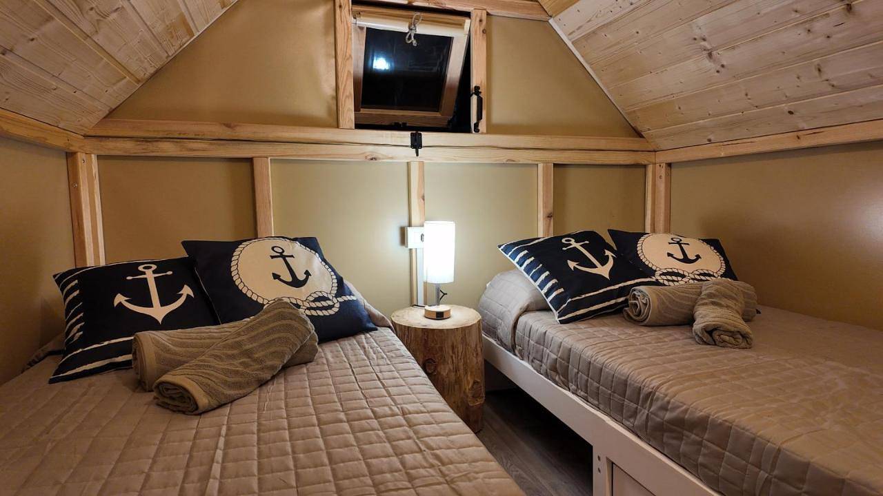 Twiga tenda su palafitta in Porto Maurizio, Imperia