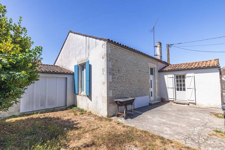 Maison de vacances « Maison Cosy Avec Cour » avec terrasse et jardin privatifs in Le Château-d'Oléron, Côte de Beauté