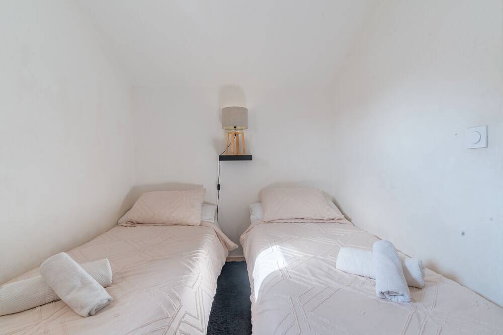 Entire apartment, Charming 2-bedroom house with pool, wifi, Ac in peaceful Eyguières in Eyguières, Arles region