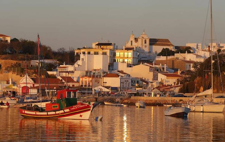 Casa de férias para 4 pessoas, com piscina e jardim e ainda piscina infantil, com animais de estimação em Alvor