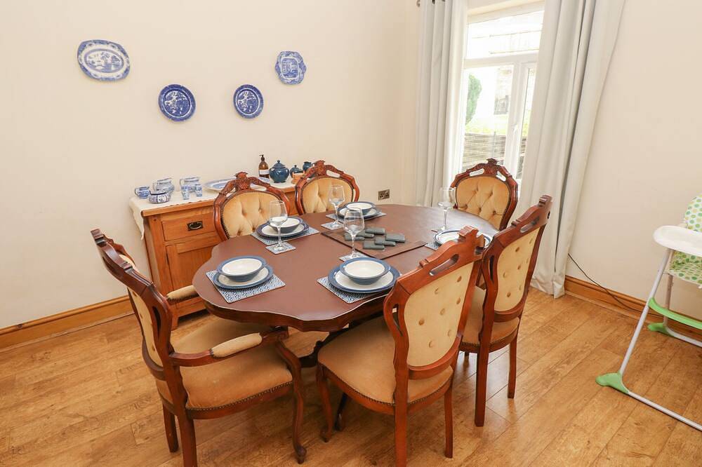 Highmead, pet friendly, character holiday cottage in Burry Port in Burry Port, Carmarthenshire