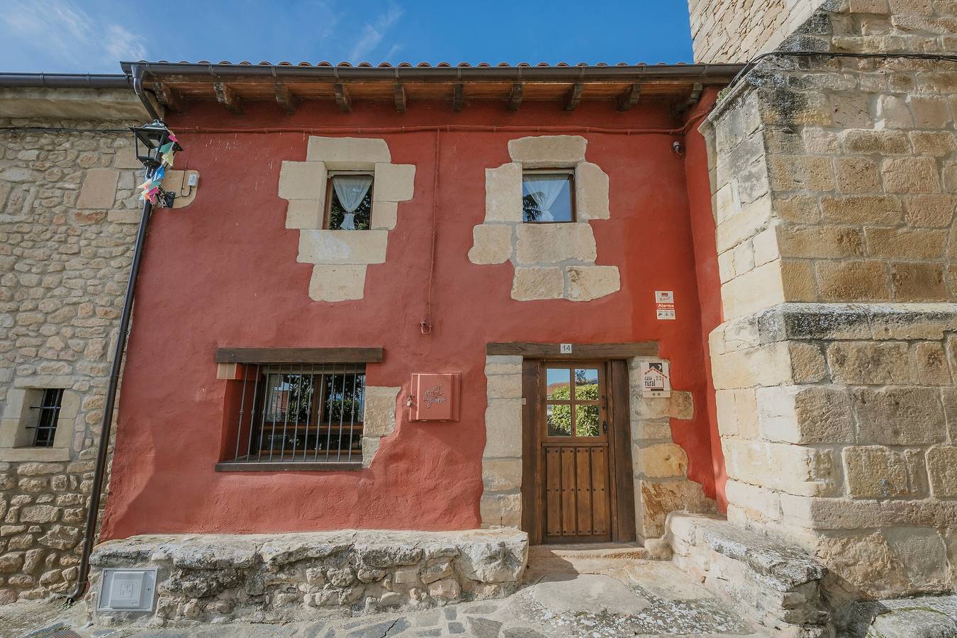 Maison de campagne "El Campanario" avec vue sur la montagne, terrasse privée et jardin privé in Guinicio, Miranda de Ebro