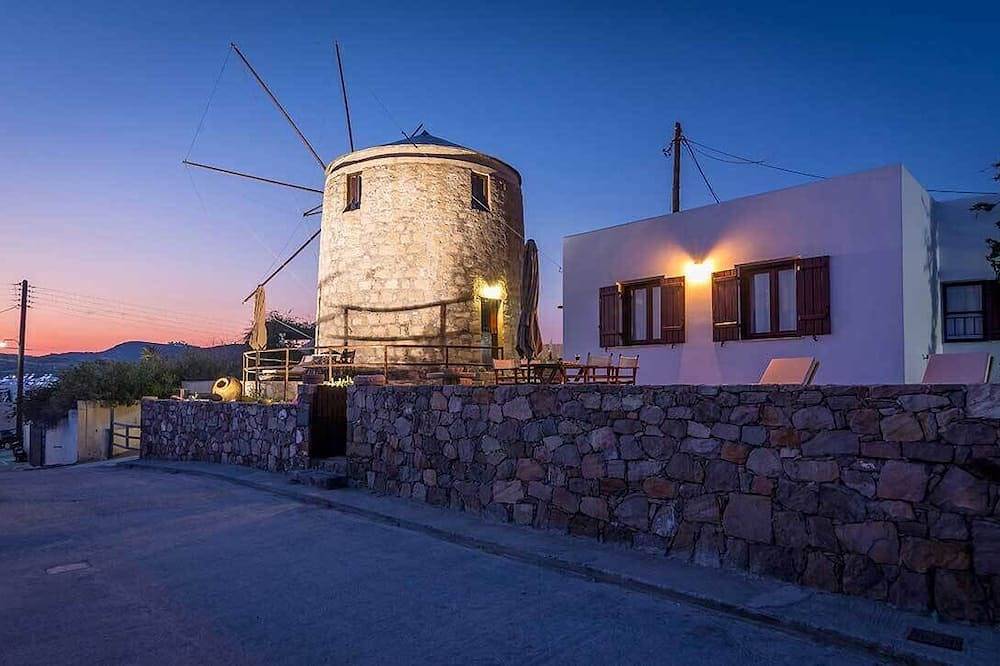 The windmill in Milos' port - with sea view in Milos