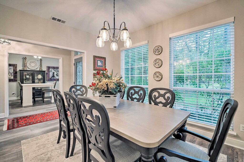 Neu! Modernes Montgomery-Haus mit Hinterhof + Deck + Grill in Lake Conroe