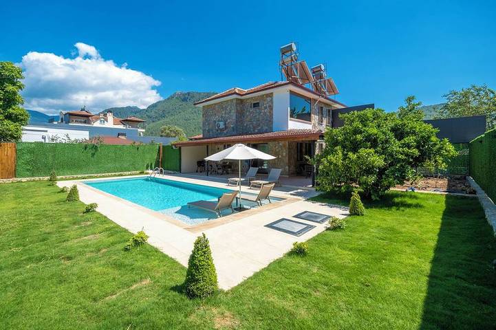 Villa for 4 people, with hot tub and balcony as well as garden in Kayaköy