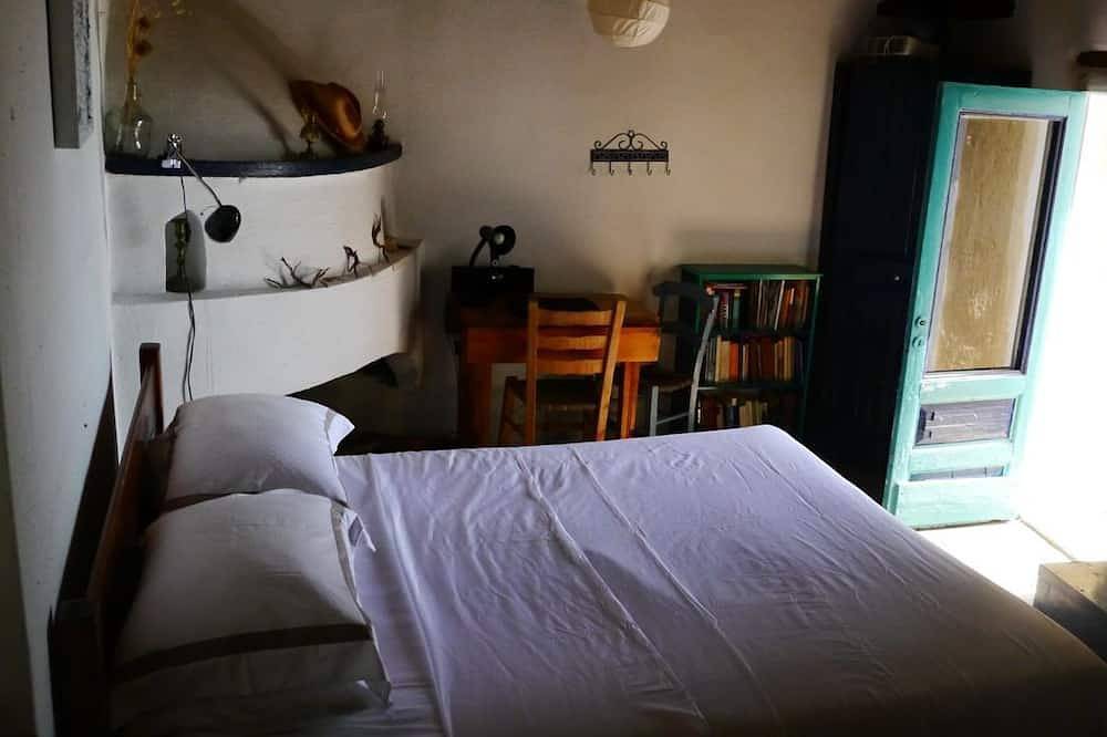 Lille gule hus med vakker havutsikt in Alonnisos By, Alonissos