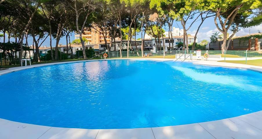 Entire apartment, Apartment 'Calypso' with Shared Pool, Wi-Fi and Air Conditioning in Urbanizacion Calahonda, Mijas