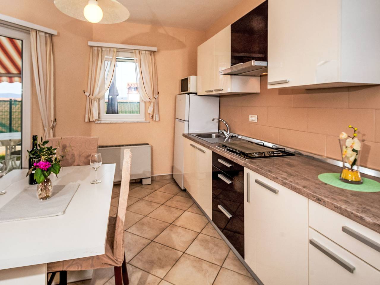 Ganze Wohnung, Niki mit Meerblick in Raša, Ostküste Istrien