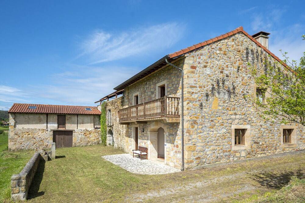 Beautiful and cozy apartment close to city center with a living room and bed room in Bareyo, Cantabrian Coast
