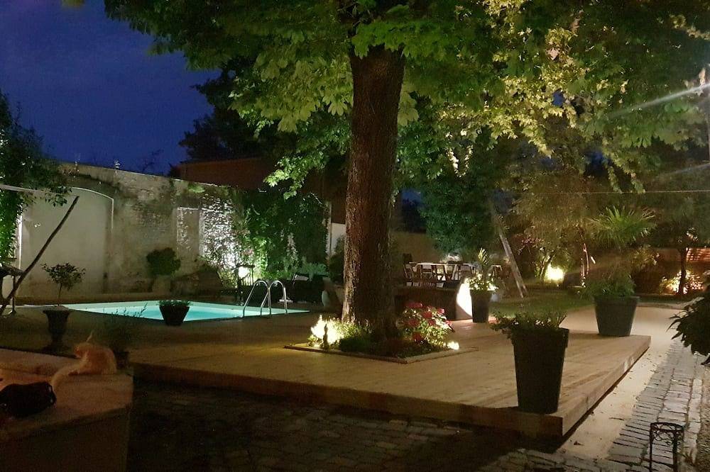 Guest house with 4 individually rented rooms. in Bernis, Nimes region