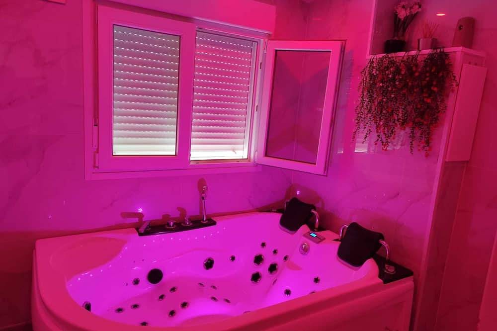 Entire apartment, Apartment with jacuzzi El Rincón de las Delicias in Saragossa, Saragossa Province