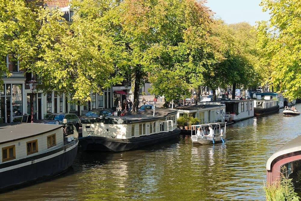 Nicely renovated houseboat located at the Canal belt in the historic centre. in Jordaan, Holländische Küste