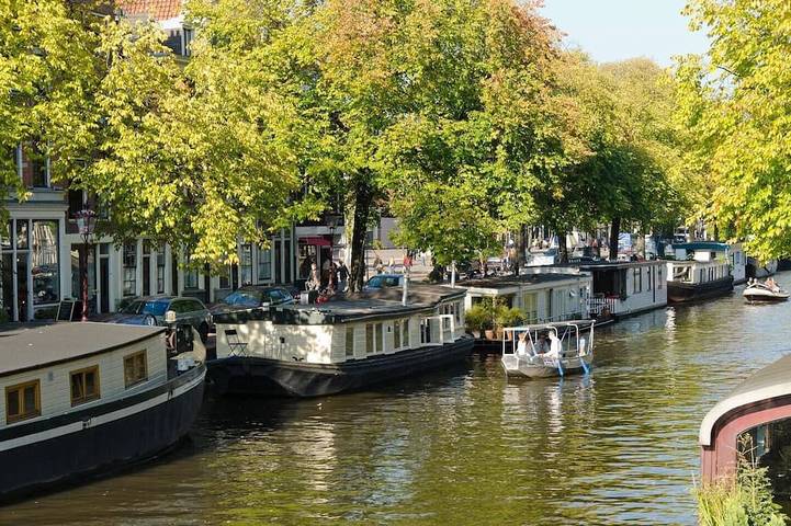 Houseboat for 4 people, with balcony in Amsterdam