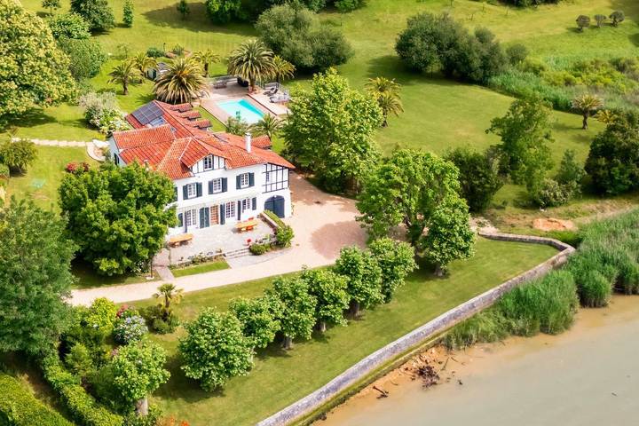 Villa pour 21 personnes, avec terrasse et jardin, animaux acceptés à Bayonne