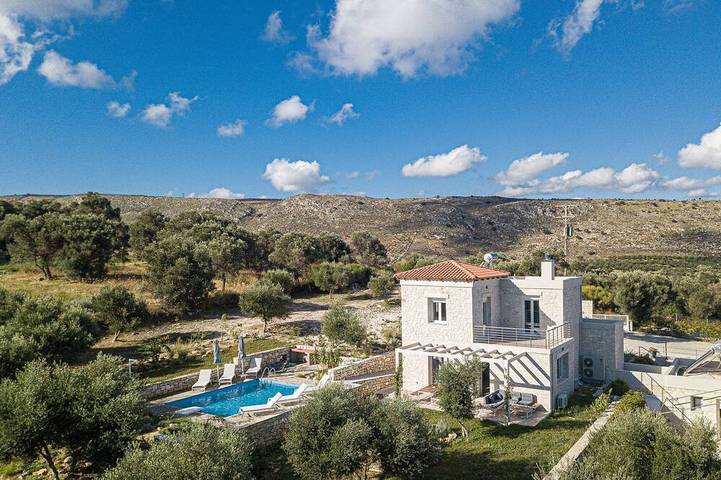 Villa with a pool and stunning views in Mesi, Rethymno en omgeving