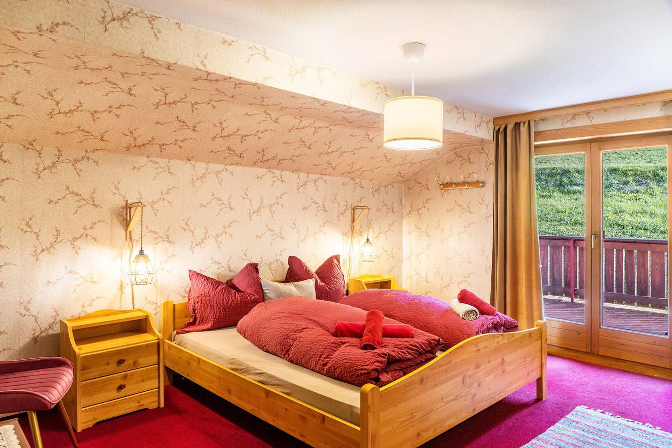 Zimmer '14' mit Bergblick, privater Terrasse und Wlan in Hainzenberg, Zillertaler Alpen