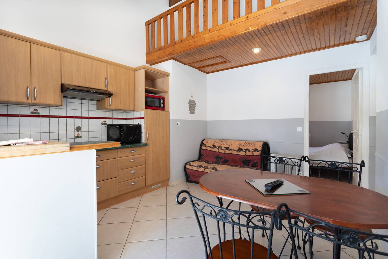 Gite 2 Entre 2 Et 4 Personne avec vue montagne, piscine partagée in Reynès, Région de Céret